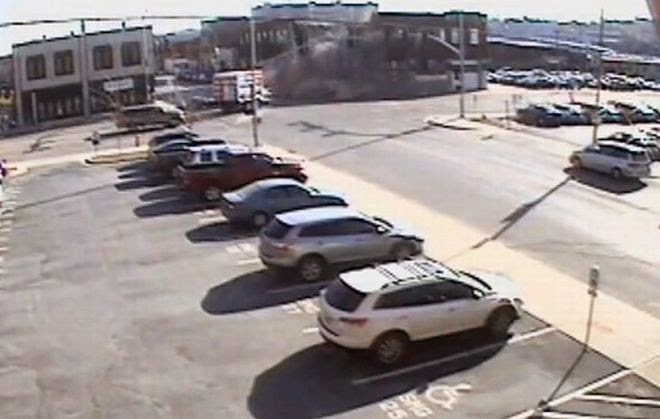 Γυναίκα οδηγός κλέβει αυτοκίνητο, πέφτει σε κτίριο και το γκρεμίζει [video] - Φωτογραφία 1