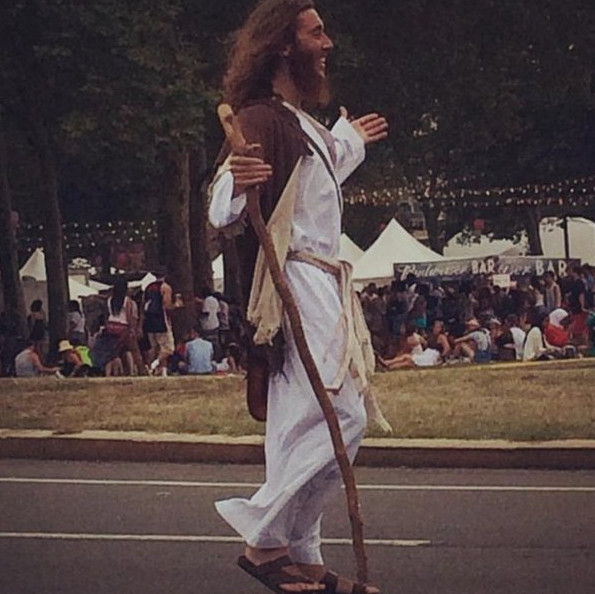 Ο Ιησούς της Φιλαδέλφειας: Ενας 28χρονος κυκλοφορεί ντυμένος Χριστός και έχει χιλιάδες οπαδούς [photos] - Φωτογραφία 10