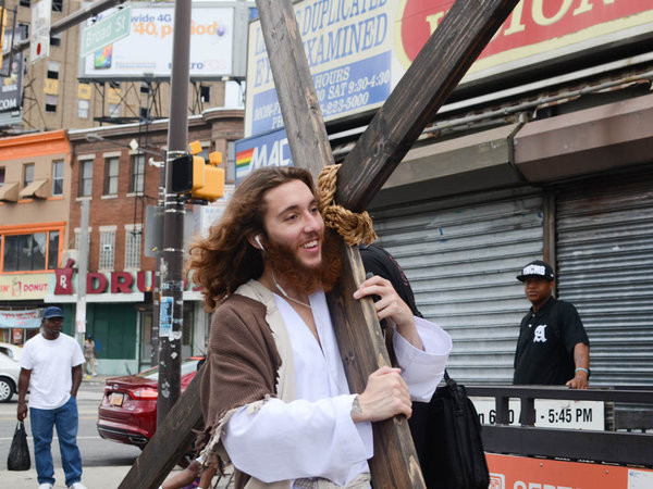 Ο Ιησούς της Φιλαδέλφειας: Ενας 28χρονος κυκλοφορεί ντυμένος Χριστός και έχει χιλιάδες οπαδούς [photos] - Φωτογραφία 3