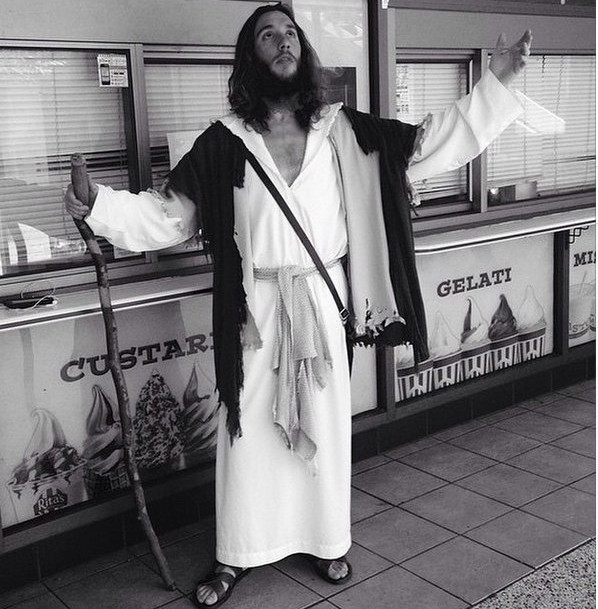 Ο Ιησούς της Φιλαδέλφειας: Ενας 28χρονος κυκλοφορεί ντυμένος Χριστός και έχει χιλιάδες οπαδούς [photos] - Φωτογραφία 6