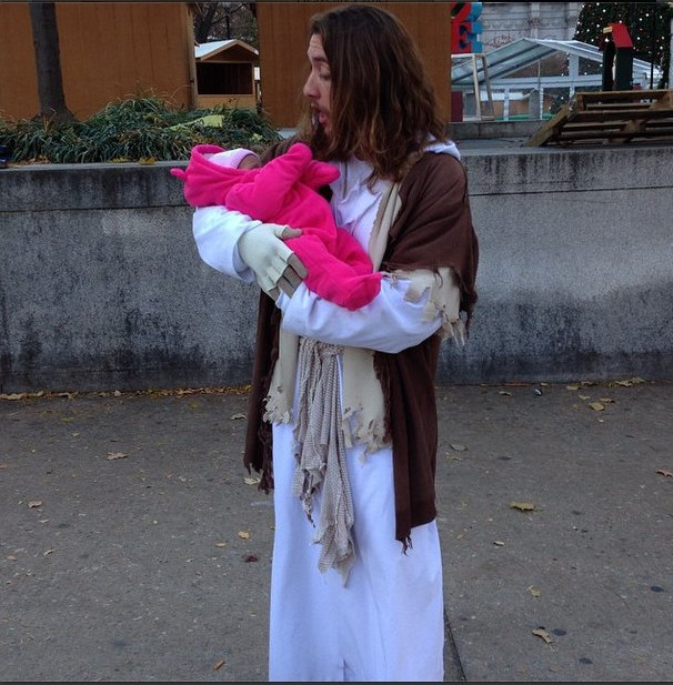 Ο Ιησούς της Φιλαδέλφειας: Ενας 28χρονος κυκλοφορεί ντυμένος Χριστός και έχει χιλιάδες οπαδούς [photos] - Φωτογραφία 8