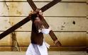 Ο Ιησούς της Φιλαδέλφειας: Ενας 28χρονος κυκλοφορεί ντυμένος Χριστός και έχει χιλιάδες οπαδούς [photos]