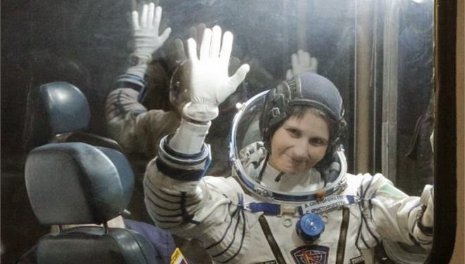Η πρώτη Ιταλίδα αστροναύτης ταξίδεψε στο Διάστημα με μισό κιλό χαβιάρι και μία μηχανή Espresso - Φωτογραφία 1