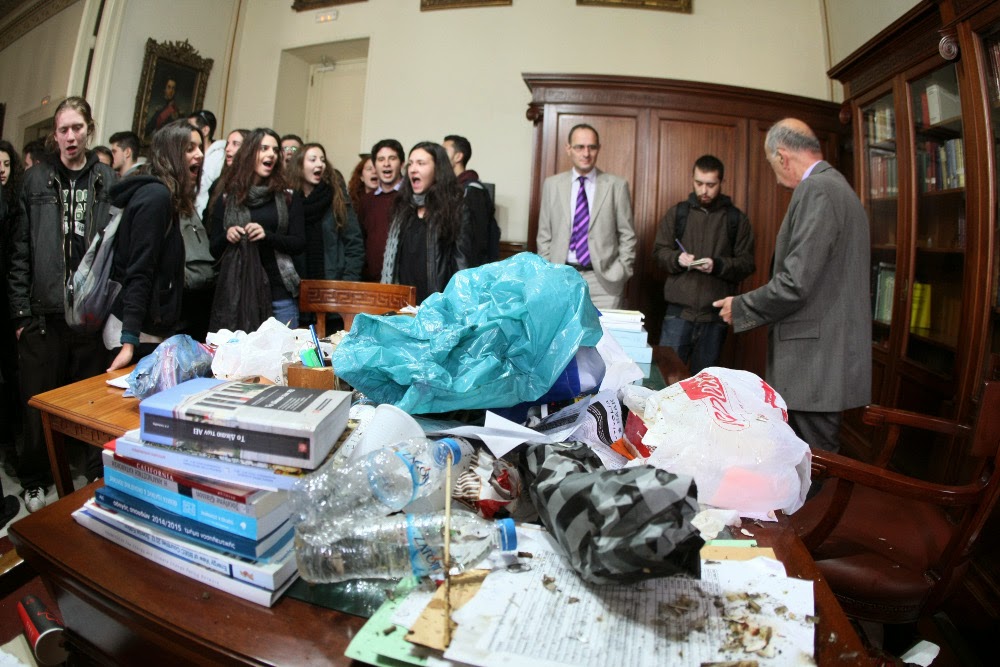 Φοιτητές γέμισαν με σκουπίδια το γραφείο του Αντιπρύτανη ΕΚΠΑ - Φωτογραφία 3