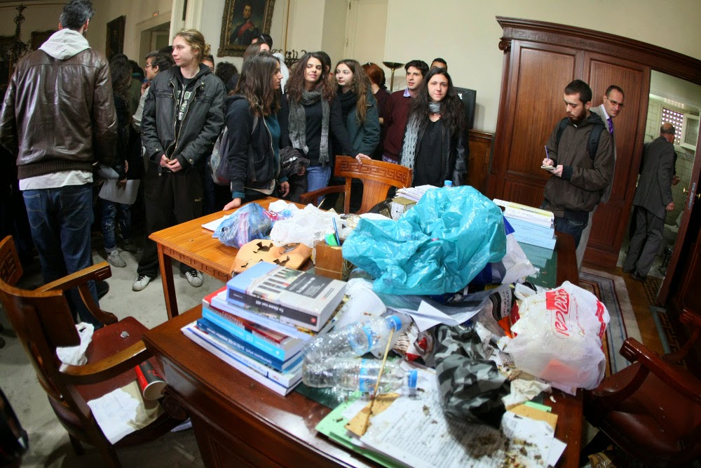 Φοιτητές γέμισαν με σκουπίδια το γραφείο του Αντιπρύτανη ΕΚΠΑ - Φωτογραφία 4