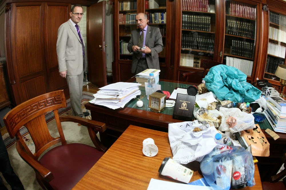 Φοιτητές γέμισαν με σκουπίδια το γραφείο του Αντιπρύτανη ΕΚΠΑ - Φωτογραφία 5