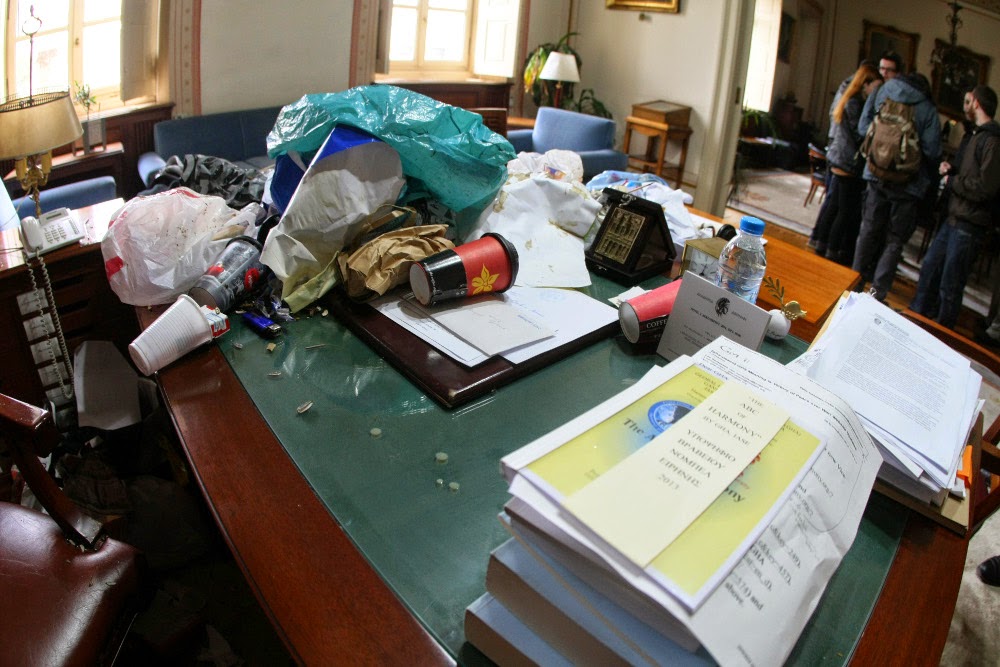Φοιτητές γέμισαν με σκουπίδια το γραφείο του Αντιπρύτανη ΕΚΠΑ - Φωτογραφία 6