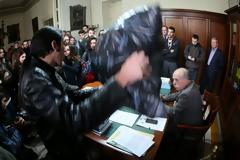 Φοιτητές γέμισαν με σκουπίδια το γραφείο του Αντιπρύτανη ΕΚΠΑ