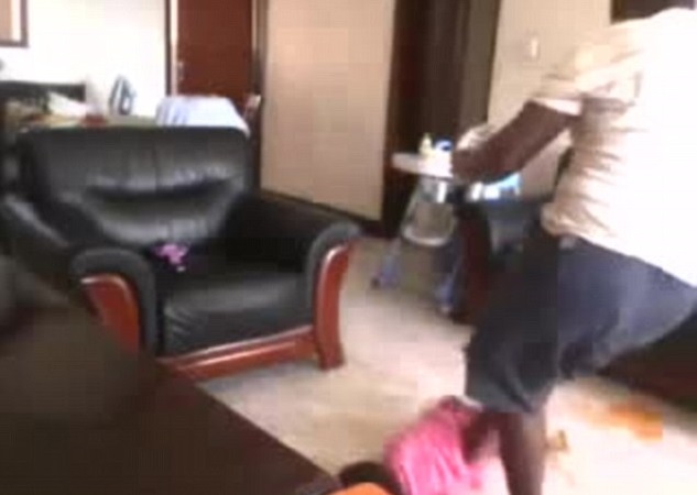 Σοκαριστικό βίντεο: Νταντά χτυπάει βάναυσα και κλωτσάει μωρό [ΠΡΟΣΟΧΗ ΣΚΛΗΡΕΣ ΕΙΚΟΝΕΣ] - Φωτογραφία 3