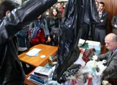 ΕΙΚΟΝΕΣ ΝΤΡΟΠΗΣ: Φοιτητές άδειασαν σακούλες με σκουπίδια πάνω στο γραφείο του αντιπρύτανη του Πανεπιστημίου Αθηνών [photos] - Φωτογραφία 1