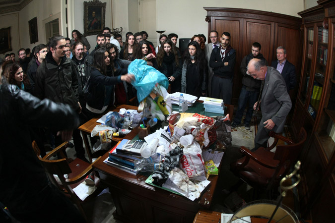 ΕΙΚΟΝΕΣ ΝΤΡΟΠΗΣ: Φοιτητές άδειασαν σακούλες με σκουπίδια πάνω στο γραφείο του αντιπρύτανη του Πανεπιστημίου Αθηνών [photos] - Φωτογραφία 2