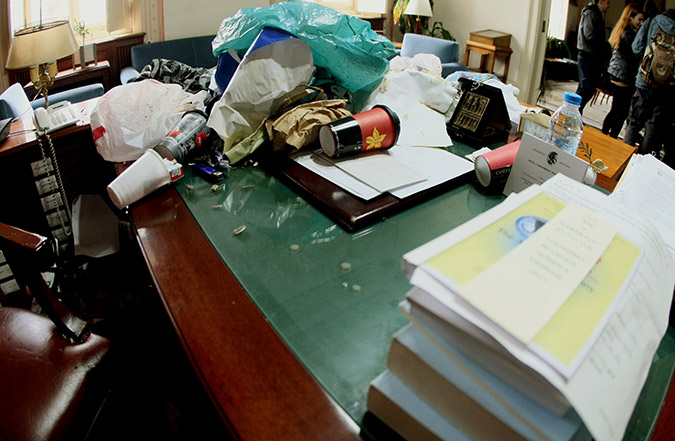 ΕΙΚΟΝΕΣ ΝΤΡΟΠΗΣ: Φοιτητές άδειασαν σακούλες με σκουπίδια πάνω στο γραφείο του αντιπρύτανη του Πανεπιστημίου Αθηνών [photos] - Φωτογραφία 3