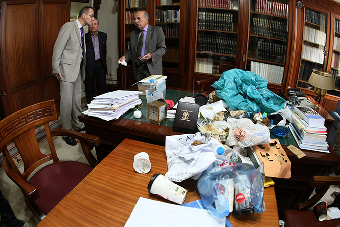 ΕΙΚΟΝΕΣ ΝΤΡΟΠΗΣ: Φοιτητές άδειασαν σακούλες με σκουπίδια πάνω στο γραφείο του αντιπρύτανη του Πανεπιστημίου Αθηνών [photos] - Φωτογραφία 4