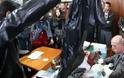 ΕΙΚΟΝΕΣ ΝΤΡΟΠΗΣ: Φοιτητές άδειασαν σακούλες με σκουπίδια πάνω στο γραφείο του αντιπρύτανη του Πανεπιστημίου Αθηνών [photos]