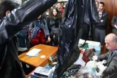 ΕΙΚΟΝΕΣ ΝΤΡΟΠΗΣ: Φοιτητές άδειασαν σακούλες με σκουπίδια πάνω στο γραφείο του αντιπρύτανη του Πανεπιστημίου Αθηνών [photos]