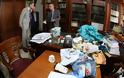 ΕΙΚΟΝΕΣ ΝΤΡΟΠΗΣ: Φοιτητές άδειασαν σακούλες με σκουπίδια πάνω στο γραφείο του αντιπρύτανη του Πανεπιστημίου Αθηνών [photos] - Φωτογραφία 4