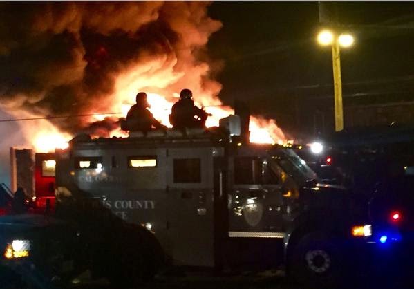Στις φλόγες οι ΗΠΑ - Χάος μετά την αθώωση του αστυνομικού που σκότωσε τον άοπλο 18χρονο - Φωτογραφία 1