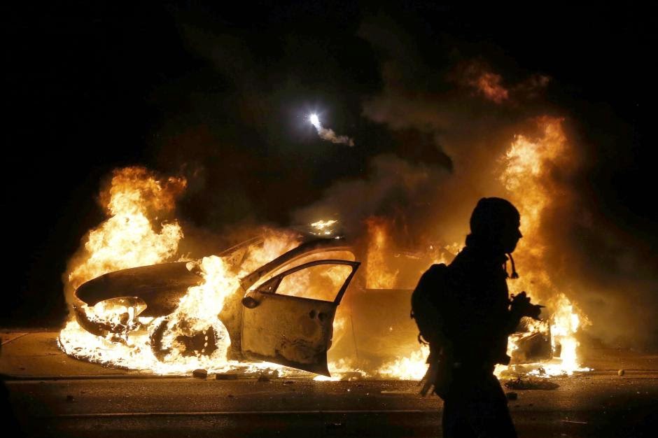 Στις φλόγες οι ΗΠΑ - Χάος μετά την αθώωση του αστυνομικού που σκότωσε τον άοπλο 18χρονο - Φωτογραφία 4