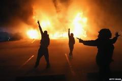 Η σπαρακτική αντίδραση της μητέρας όταν μαθαίνει για την αθώωση του δολοφόνου του γιου της... [photos]