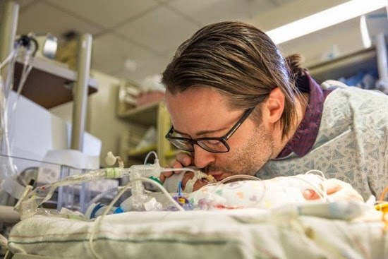 Η τραγωδία ενός νέου πατέρα: Λίγες ώρες μετά τον θάνατο της γυναίκας του, τραγουδά στο νεογέννητο ετοιμοθάνατο μωρό του... [video] - Φωτογραφία 1