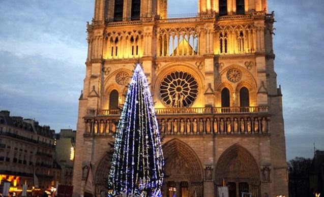 Ένα χριστουγεννιάτικο δέντρο δώρο στο Παρίσι από τον Πούτιν - Φωτογραφία 1