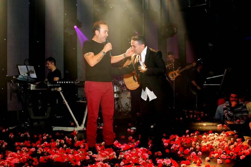 Ο διάσημος τραγουδιστής Kobi Peretz πάτησε Ελλάδα και αναστάτωσε με τις ερμηνείες του... [photos+video] - Φωτογραφία 2