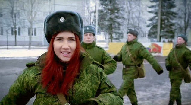 Μια σέξι κοκκινομάλλα στην 4η μονάδα τεθωρακισμένων της Ρωσίας (Βίντεο - Φωτό) - Φωτογραφία 1