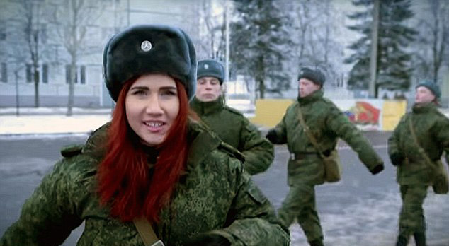 Μια σέξι κοκκινομάλλα στην 4η μονάδα τεθωρακισμένων της Ρωσίας (Βίντεο - Φωτό) - Φωτογραφία 9
