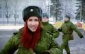 Μια σέξι κοκκινομάλλα στην 4η μονάδα τεθωρακισμένων της Ρωσίας (Βίντεο - Φωτό)