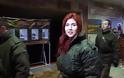 Μια σέξι κοκκινομάλλα στην 4η μονάδα τεθωρακισμένων της Ρωσίας (Βίντεο - Φωτό) - Φωτογραφία 13