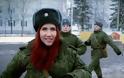 Μια σέξι κοκκινομάλλα στην 4η μονάδα τεθωρακισμένων της Ρωσίας (Βίντεο - Φωτό) - Φωτογραφία 9
