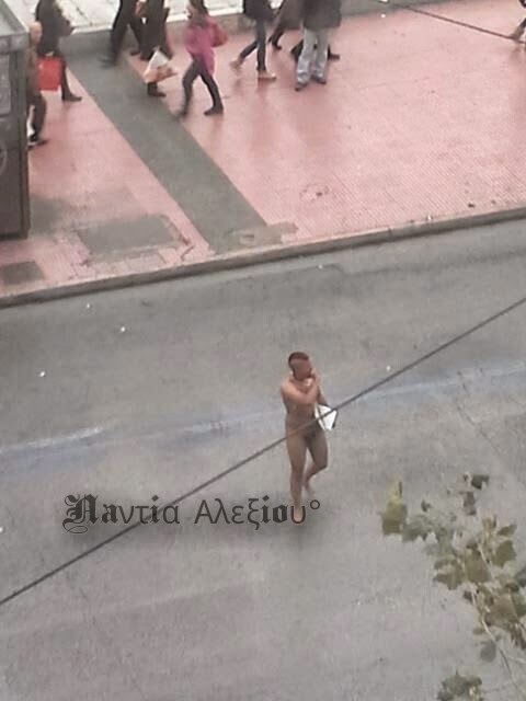 Γυμνός διαδηλωτής με μοϊκάνα αναστάτωσε το πανεκπαιδευτικό συλλαλητήριο - Φωτογραφία 2