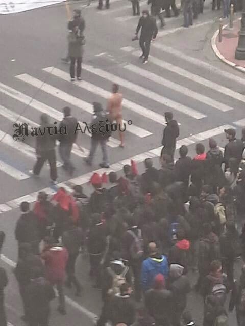 Γυμνός διαδηλωτής με μοϊκάνα αναστάτωσε το πανεκπαιδευτικό συλλαλητήριο - Φωτογραφία 6