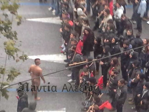 Γυμνός διαδηλωτής με μοϊκάνα αναστάτωσε το πανεκπαιδευτικό συλλαλητήριο - Φωτογραφία 7