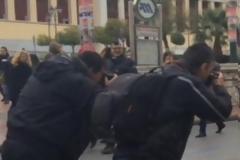 Γυμνός διαδηλωτής με μοϊκάνα αναστάτωσε το πανεκπαιδευτικό συλλαλητήριο