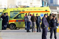 Μυστήριο με τους 2… μαχαιρωμένους μετανάστες: Δεν νοσούν από Έμπολα και αποβιβάζονται [photos+video]