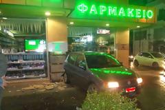 Απίστευτο τροχαίο στην «καρδιά» των Τρικάλων με όχημα να καταλήγει σε… Φαρμακείο [video + photos]