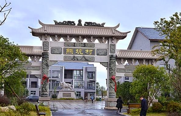 Πάμπλουτος Κινέζος έχτισε πολυτελή σπίτια για όλους τους συγχωριανούς του - Φωτογραφία 1