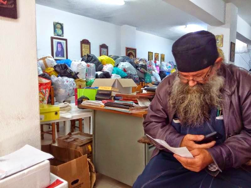 Παπάς στην Ηγουμενίτσα μαζεύει ρούχα και τα δίνει παντού! [photos] - Φωτογραφία 1