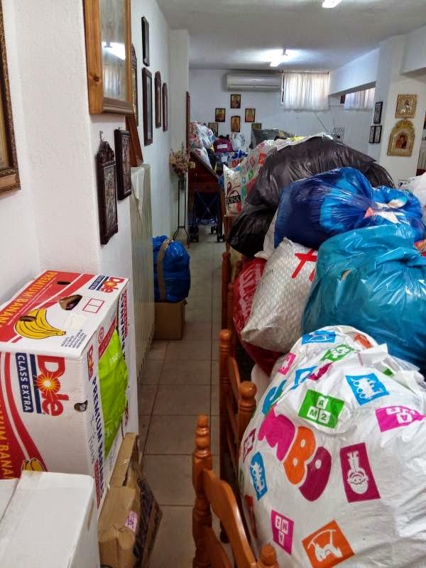 Παπάς στην Ηγουμενίτσα μαζεύει ρούχα και τα δίνει παντού! [photos] - Φωτογραφία 4