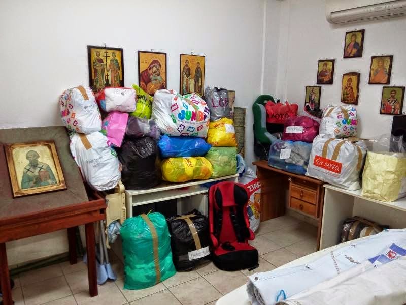 Παπάς στην Ηγουμενίτσα μαζεύει ρούχα και τα δίνει παντού! [photos] - Φωτογραφία 6