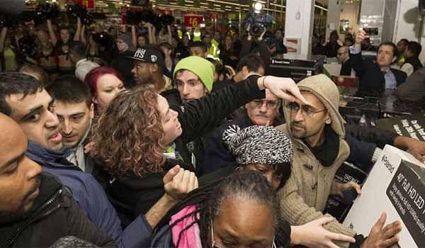 Black Friday: Πανικός και ξύλο στη Βρετανία - Φωτογραφία 1