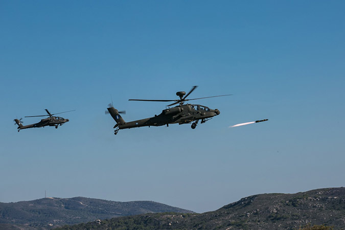 Ελικόπτερα Apache και εκτοξευτής πυραύλων «ταρακούνησαν» το Πεδίο Βολής Κρήτης [photos] - Φωτογραφία 2