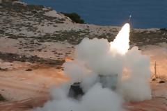 Ελικόπτερα Apache και εκτοξευτής πυραύλων «ταρακούνησαν» το Πεδίο Βολής Κρήτης [photos]