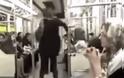 Το γύρο του κόσμου κάνει βίντεο με νεαρή που χορεύει στο μετρό της Τεχεράνης!