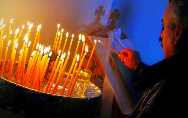 Γιατί δεν πρέπει να σβήνονται γρήγορα τα κεριά των πιστών στις εκκλησίες; - Φωτογραφία 1