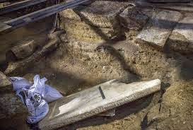 Ετσι βρέθηκε ο σκελετός του αρχαίου νεκρού στην Αμφίπολη... [photos] - Φωτογραφία 1