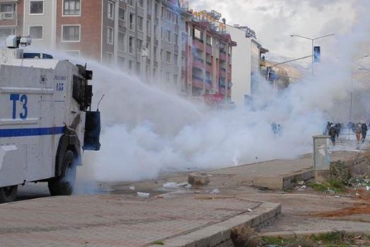 Άγριες συγκρούσεις Κούρδων και τουρκικής αστυνομίας - Φωτογραφία 2