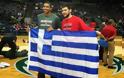 Ψηλά η ελληνική σημαία από Παπανικολάου και Αντετοκούνμπο