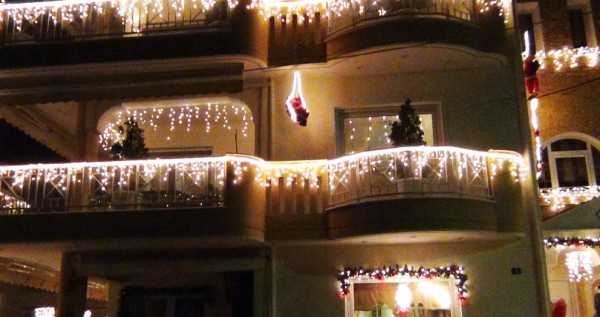 ΕΝΤΥΠΩΣΙΑΚΟ! Αυτό το σπίτι με τα χιλιάδες χριστουγεννιάτικα λαμπάκια βρίσκεται στην Ελλάδα! [video] - Φωτογραφία 2